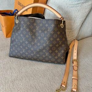Louis Vuitton artsy mm with long strap
